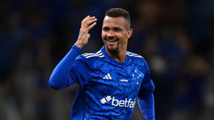 Cruzeiro defender Ze Ivaldo is a card magnet